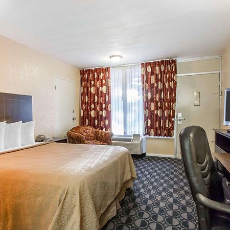 Quality Inn Ada Near University Экстерьер фото