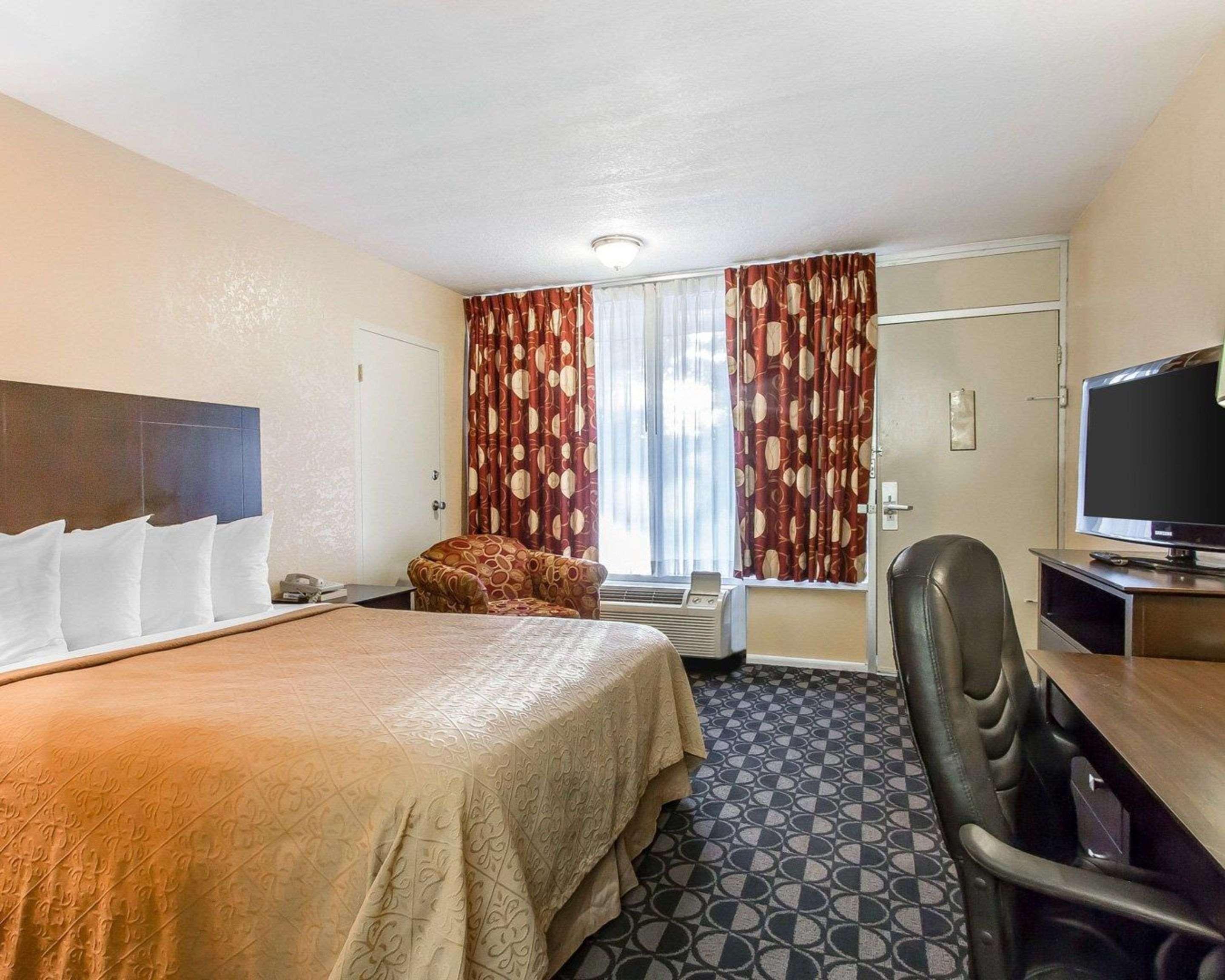 Quality Inn Ada Near University Экстерьер фото