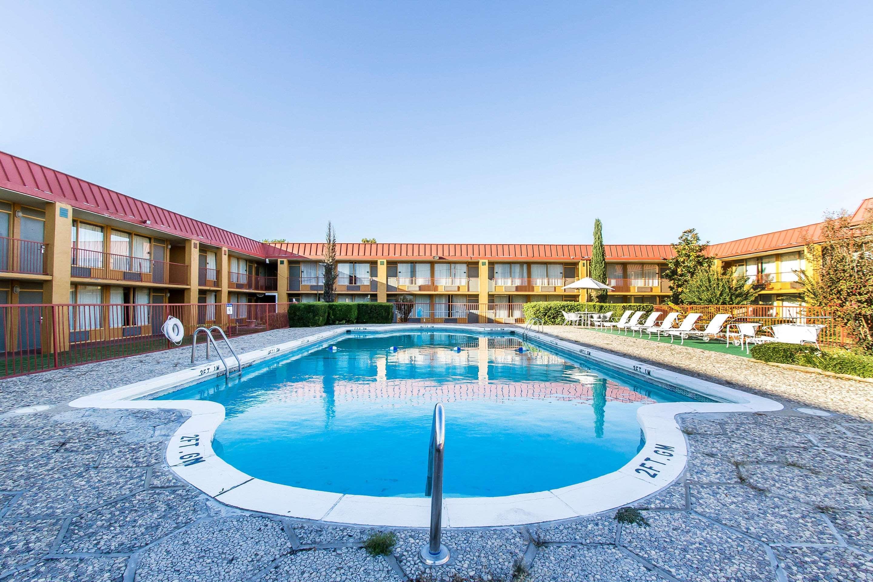 Quality Inn Ada Near University Экстерьер фото