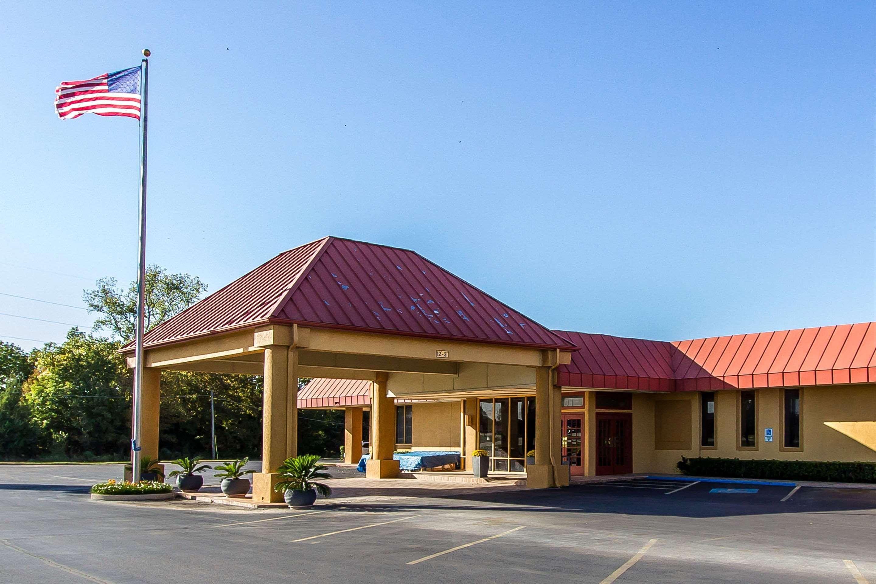 Quality Inn Ada Near University Экстерьер фото