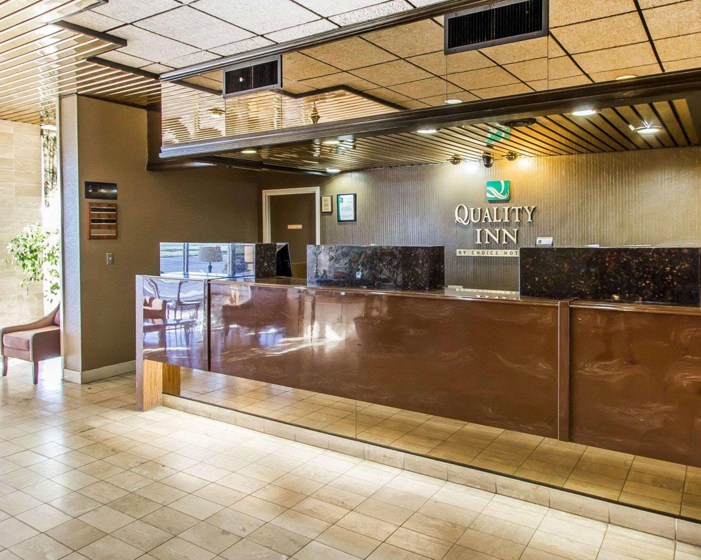 Quality Inn Ada Near University Экстерьер фото