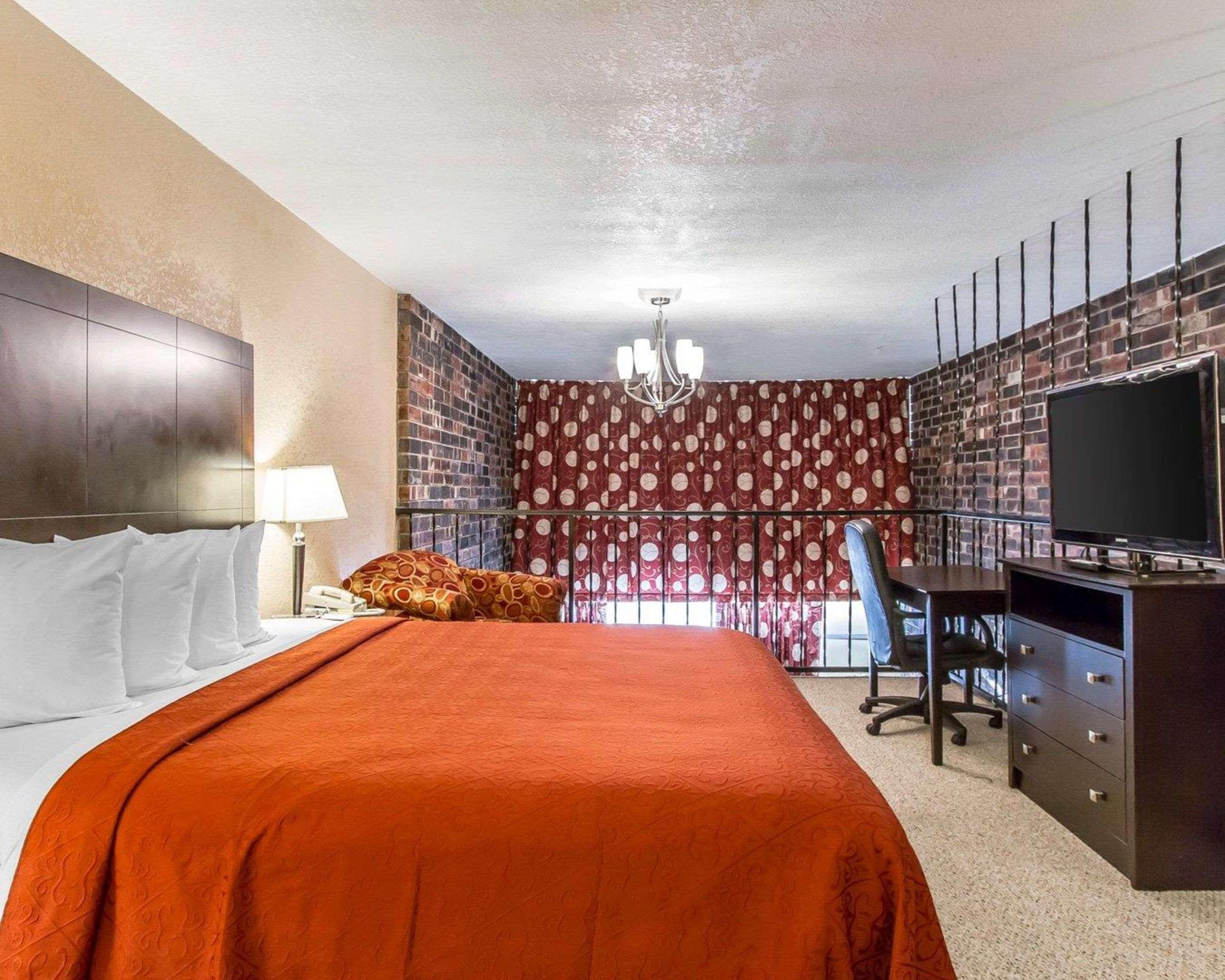 Quality Inn Ada Near University Экстерьер фото
