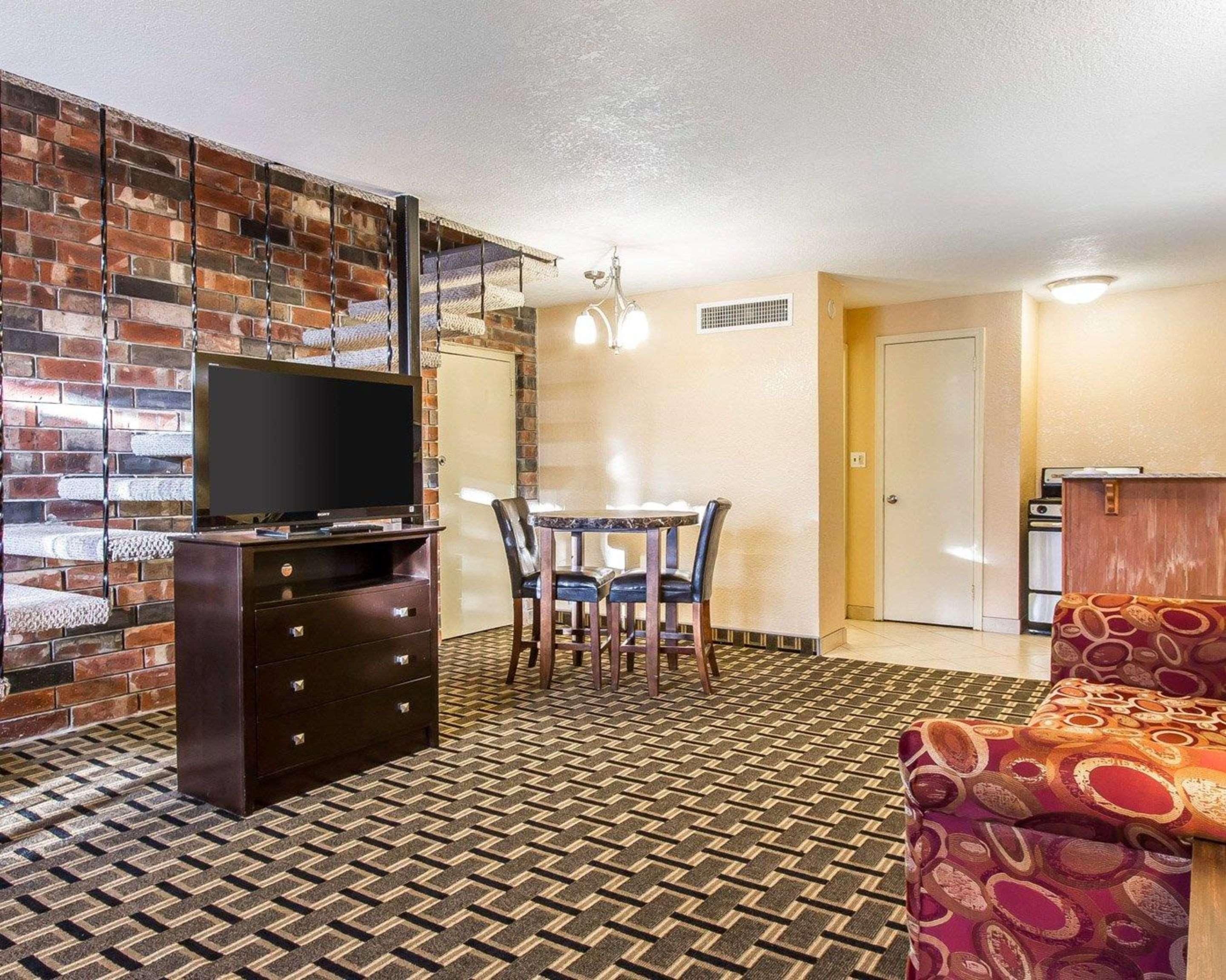Quality Inn Ada Near University Экстерьер фото