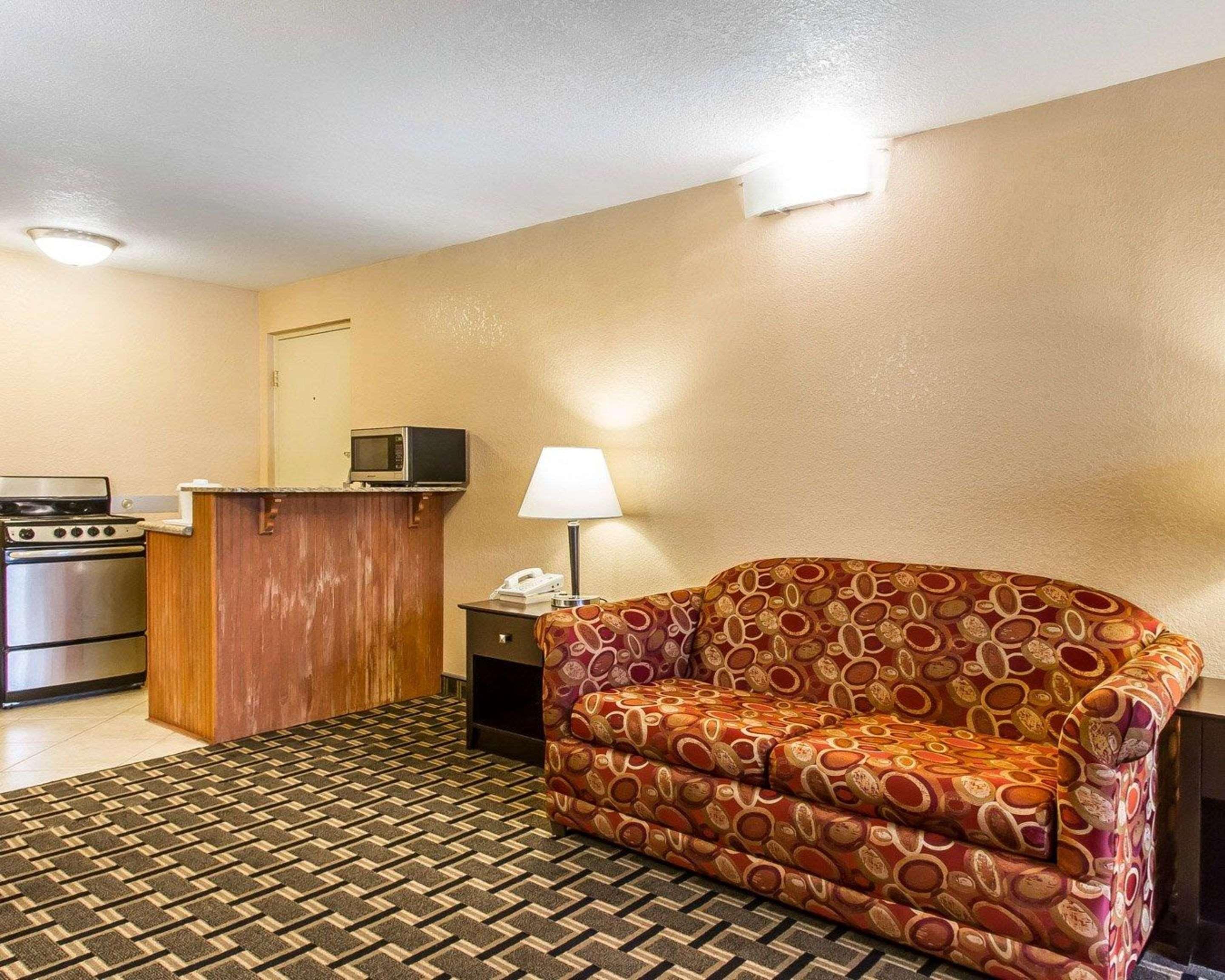 Quality Inn Ada Near University Экстерьер фото