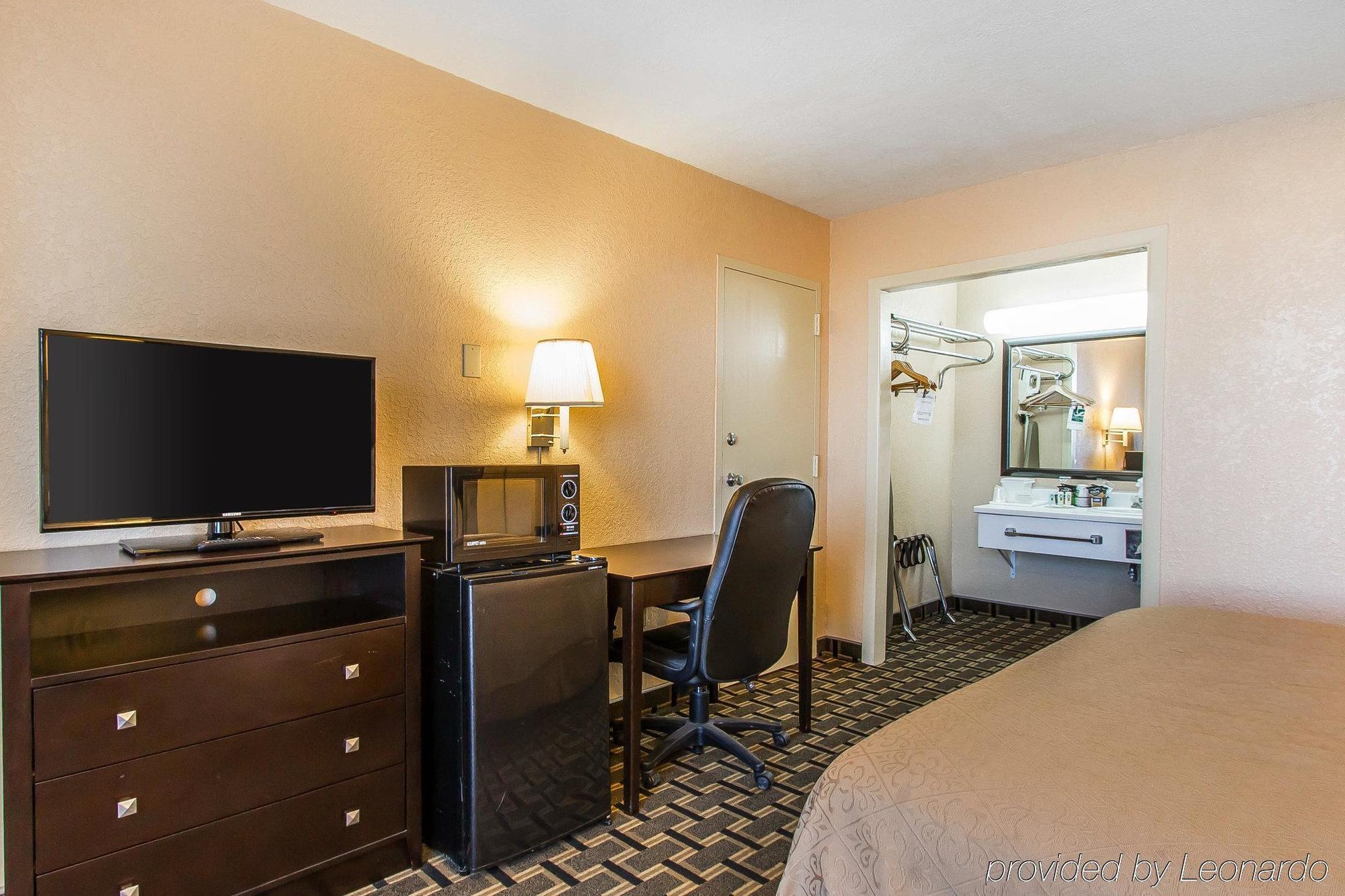 Quality Inn Ada Near University Экстерьер фото