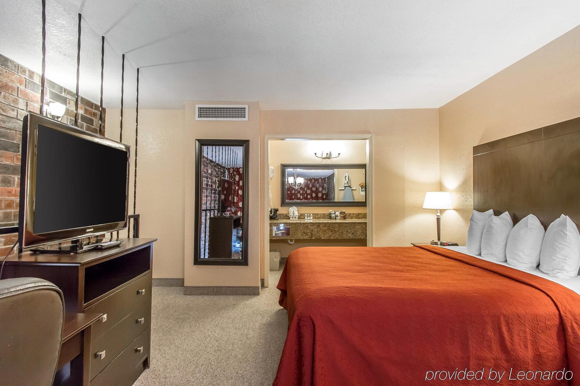 Quality Inn Ada Near University Экстерьер фото