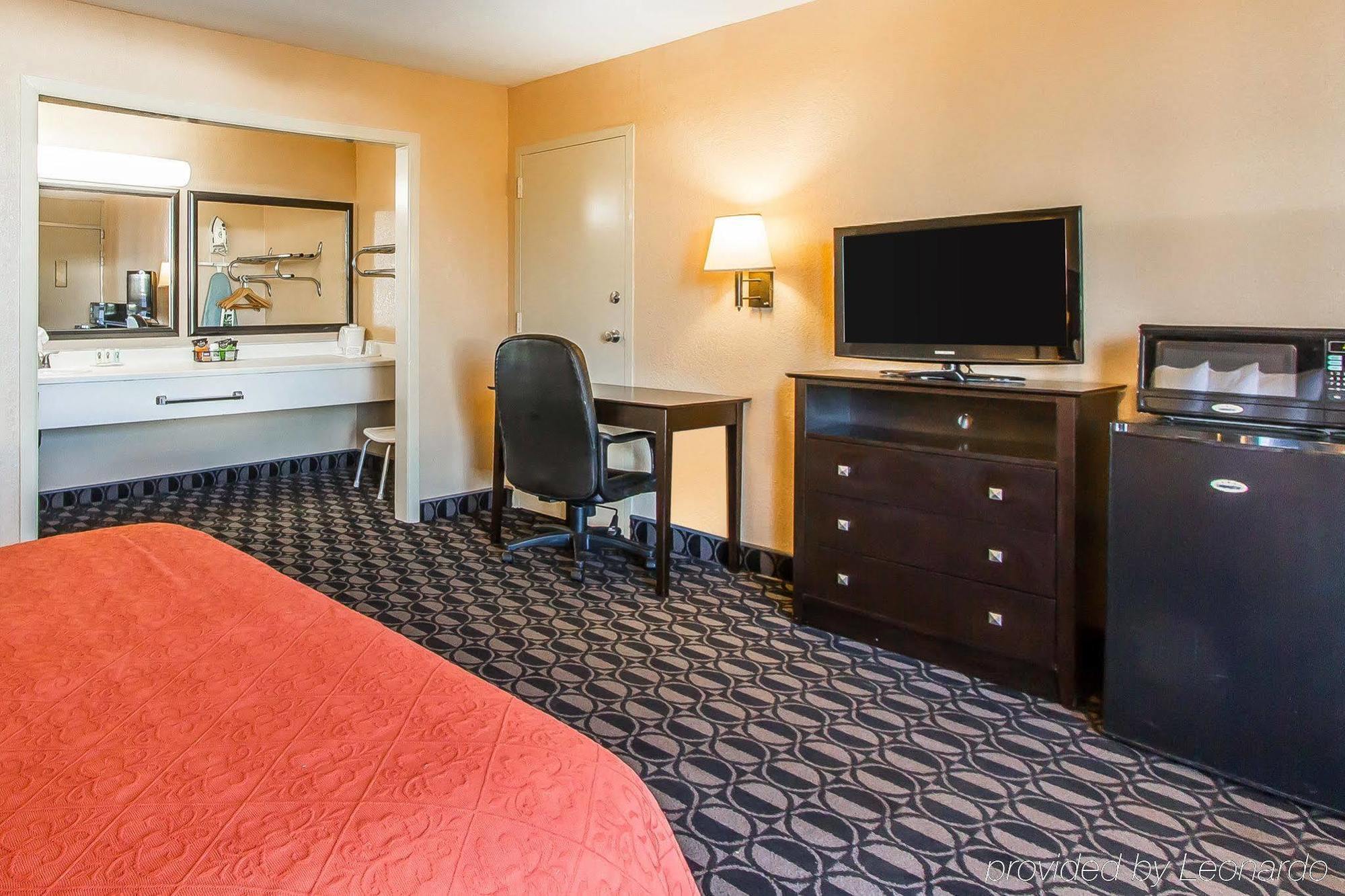 Quality Inn Ada Near University Экстерьер фото