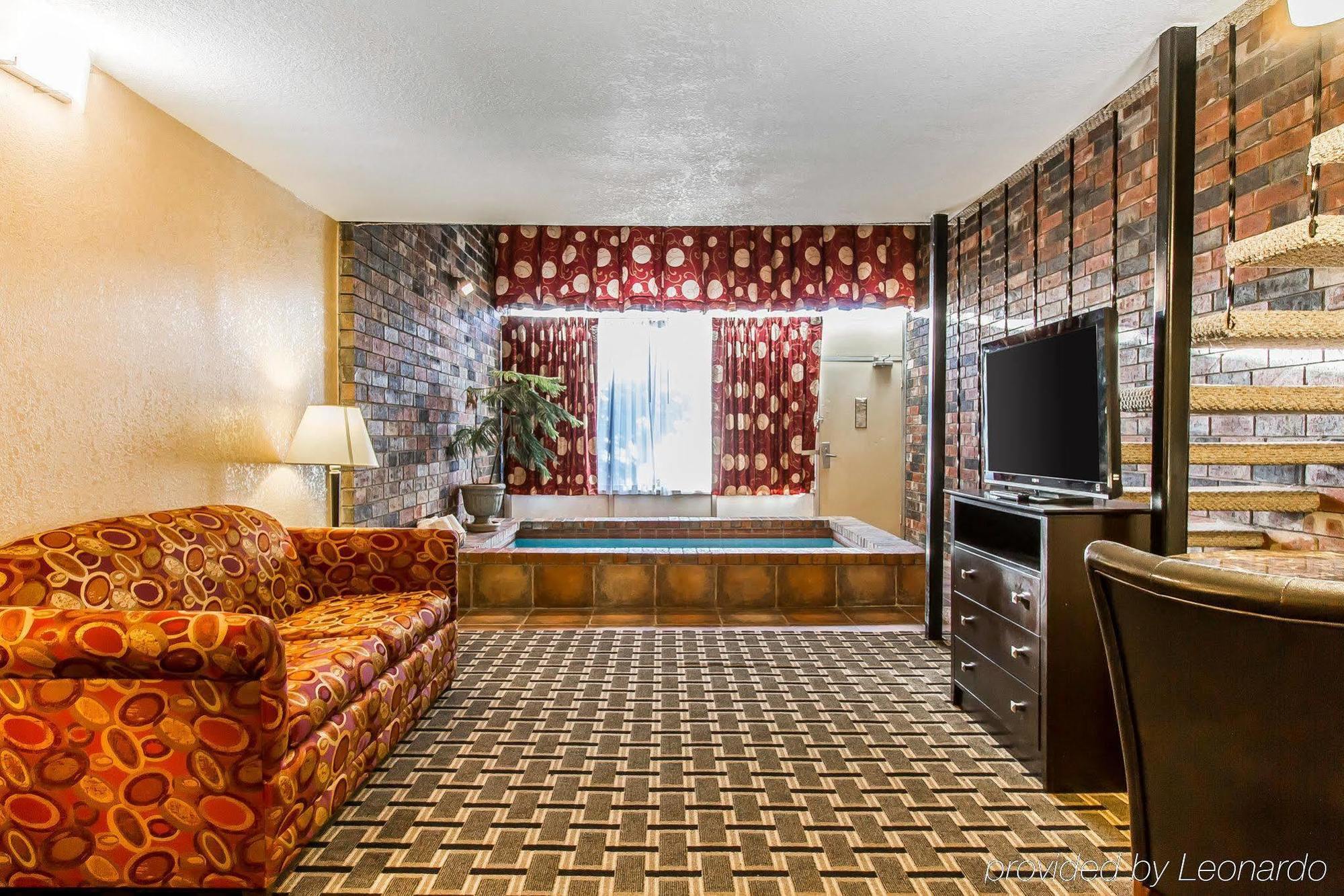 Quality Inn Ada Near University Экстерьер фото