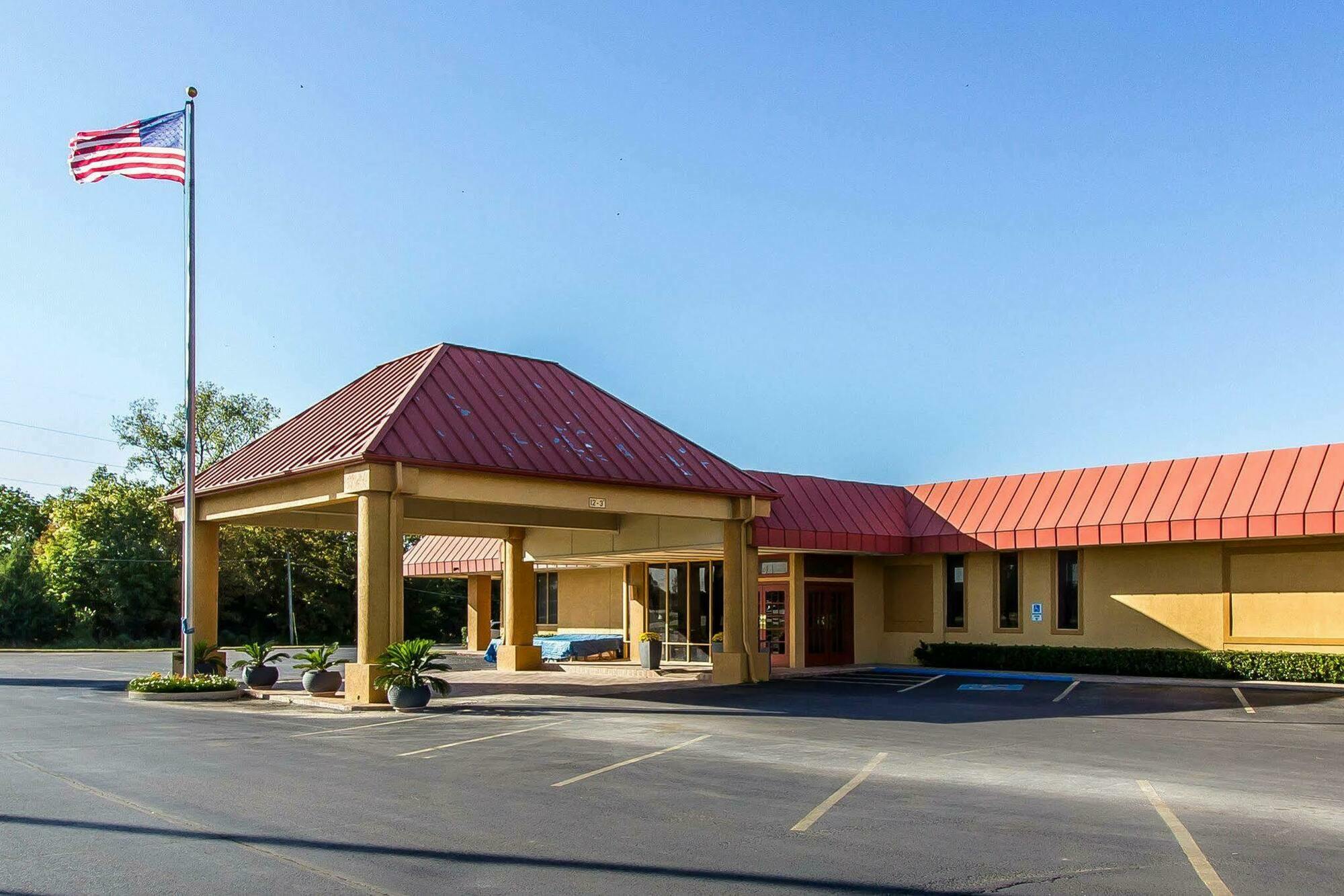 Quality Inn Ada Near University Экстерьер фото